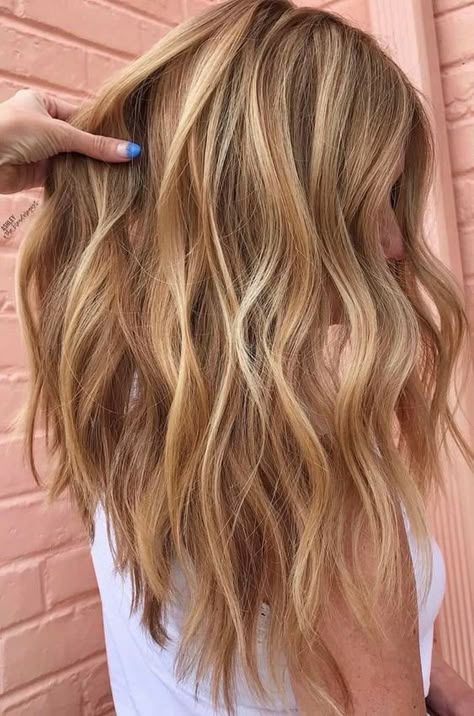 Coloration : 28 variations de blond pour un été sulfureux Champagne Blond, Blonde Hair Colour Shades, Golden Blonde Hair Color, Light Brown Balayage, Strawberry Blonde Hair Color, Golden Blonde Hair, Hairstyle Trends, Honey Blonde Hair, Strawberry Blonde Hair