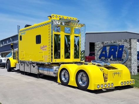 LargeCarsMafia™ on Instagram: “Check Out This Sweet Looking Peterbilt 389 Owned By Chris/Ruth Smith W/192" ARI Legacy Sleeper Sitting On 380" Factory Wheel Base From…” Custom Lifted Trucks, 6x6 Truck, Customised Trucks, Peterbilt 389, Southern Pride, Custom Big Rigs, Large Truck, Show Trucks, Kenworth Trucks