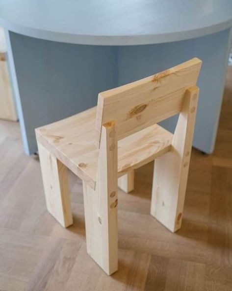 Diy Kids Chair, Wood Crafts Furniture, Wood Chair Diy, Wood Chair Design, Furniture Details Design, Diy Wooden Projects, Beginner Woodworking Projects, Wood Plans, Diy House Projects