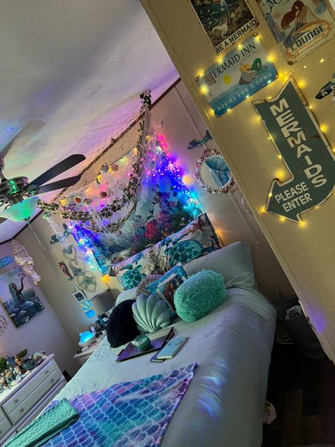 Water Themed Bedroom Aesthetic, Water Theme Room, Mermaid Core Room, Oceancore Room, Mermaid Aesthetic Room, Mermaid Room Aesthetic, Grunge Dorm Room, Ocean Core Room, Ocean Room Aesthetic