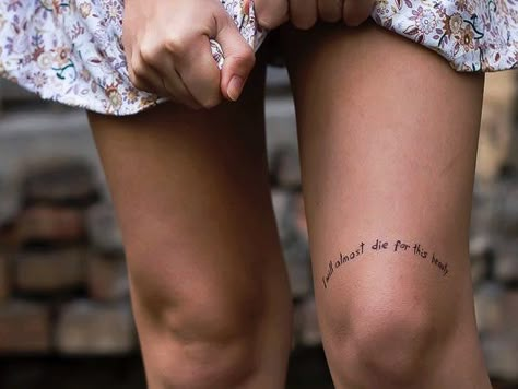 Above The Knee Tattoo. I just like the simplicity and placement Short Quote Tattoos, Wörter Tattoos, Places To Get Tattoos, Tattoo Leg, Faith Tattoo, Geniale Tattoos, Thigh Tattoos Women, Knee Tattoo, Tattoo Script