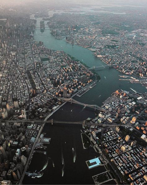 New York City comprises 5 boroughs sitting where the Hudson River meets the Atlantic Ocean. At its core is Manhattan, a densely populated borough that’s among the world’s major commercial, financial and cultural centers.  . 📸@m_bautista330 Architecture Skyscraper, Bridge Architecture, Brooklyn Bridge Park, Manhattan Bridge, Hudson River, Beautiful Photos Of Nature, City Photography, Birds Eye View, Atlantic Ocean