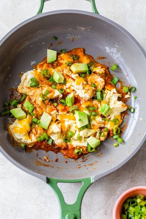 Whip up these 5-minute Enchilada Scrambled Eggs, they're a high-protein, high-fiber breakfast that’s quick and delicious! Plus, they’re low-carb, gluten-free, and vegetarian. Skinnytaste Recipes Breakfast, Skinnytaste Breakfast, Healthy Macros, Fiber Breakfast, Protein Breakfast Ideas, Breakfast Eggs Scrambled, Enchiladas Healthy, High Fiber Breakfast, Recipes With Enchilada Sauce