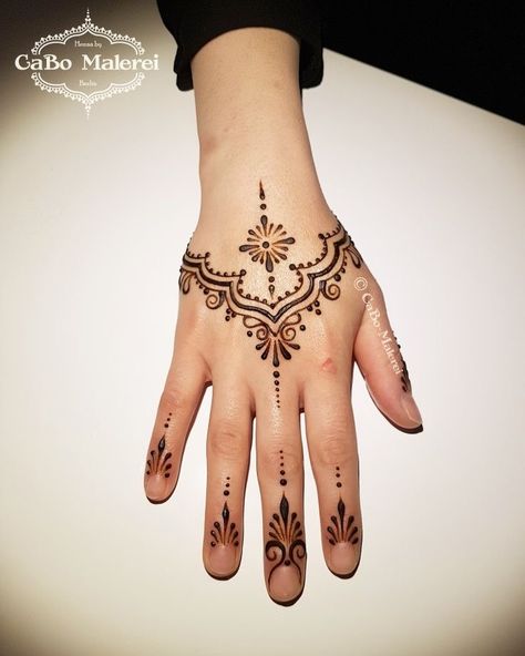 Hannah Designs Hands Easy, Simple Hannah Design Hands, Hanna Tattoo Hand Easy, Hanna Hand Tattoo, Hannah Tattoo Design Hands, Hannah Ideas Hand, Hanna Tattoo Design, Simple Hand Henna Easy, Hannah Tattoo Design