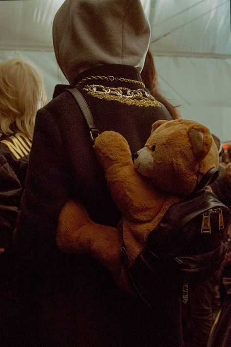 Teddy bear bag at Moschino AW15 MFW. See more here: http://www.dazeddigital.com/fashion/article/23793/1/moschino-aw15-livestream Teddy Bear Bag Diy, Moschino Bag Outfit, Teddy Bear Accessories, Teddy Bear Fashion, Jeremy Scott Moschino, Teddy Bear Bag, Teddy Bear Backpack, Teddy Bag, Moschino Bear