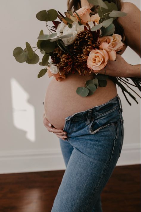 Maternity Photography Ideas Flowers, Studio Maternity Shoot With Flowers, Bouquet Maternity Shoot, Pregnancy Photos With Flowers, Maternity Photoshoot With Flowers, Pregnancy Flower Photoshoot, Maternity Photography Flowers, Maternity Photos With Flowers, Flower Maternity Shoot