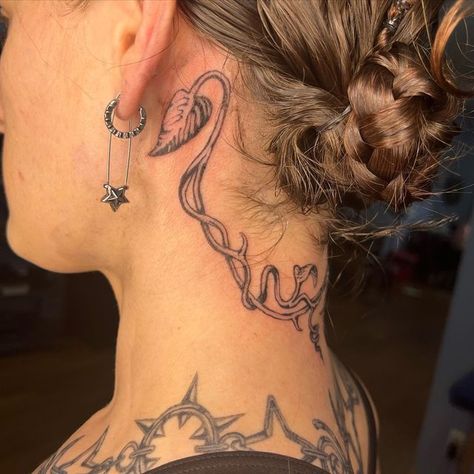 Wrap Around Back Of Neck Tattoo, Behind Ear Vine Tattoo, Vine Face Tattoo, Vines Neck Tattoo, Vine Neck Tattoos Women, Behind The Ear Plant Tattoo, Vine Neck Tattoo, Ear Neck Tattoo, Middle Neck Tattoo