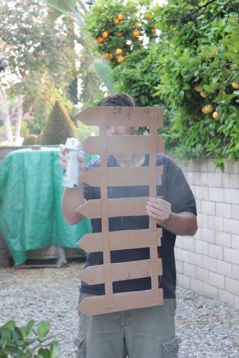 Build your own cardboard fence! Farmyard Party, Christmas Parade Floats, Barnyard Birthday Party, Farm Theme Birthday, Picket Fences, Farm Animals Birthday Party, Farm Themed Birthday Party, Barnyard Party, Cow Birthday