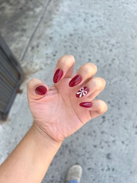 Red And Gold Bow Nails, Cherry Red Nails With Design, Red Bow Nail Art, Maroon Bow Nails, Red Chrome Nails With Bow, Dark Red Bow Nails, Dark Red Nails With Bow, Red Nails With Bow Design, Red Nails With White Bow