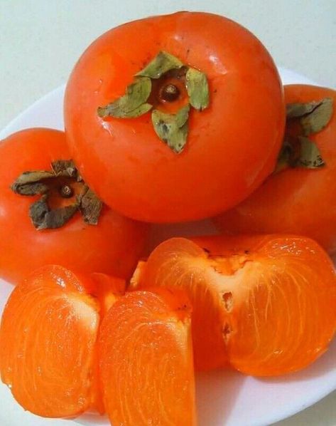 Aura Orange, Food Photography Fruit, Clean Eating Inspiration, Persimmon Fruit, Food Pic, Food Mood, Fruits Images, Delicacy Food, Beautiful Fruits