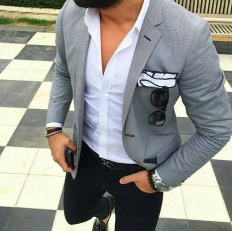 Grey blazer, white shirt, black jeans, dark brown shoes Terno Slim Fit, A Man In A Suit, Blazer Outfits Men, Man In A Suit, Checkered Jacket, Grey Blazer, Mens Fashion Suits, Blazer Outfits, Gentleman Style