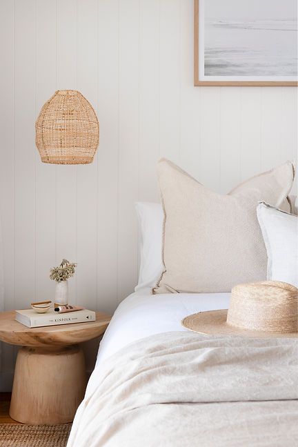 Beachouse Bedroom Ideas, Beachy Neutral Bedroom, California Beach House Bedroom, Minimalistic Beach Bedroom, Beach Apt Decor, Neutral Beach Aesthetic Home, Beach Apartment Bedroom, Minimalist Bedroom Beach, Classy Beach Bedroom