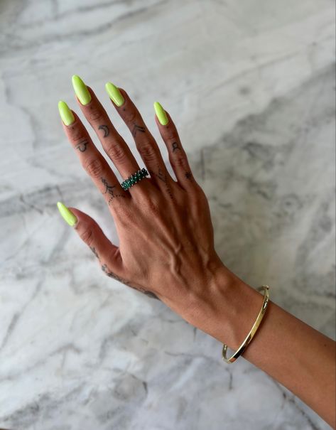 Lime Green Manicure, Chartreuse Green Nails, Uñas Color Lima, Lime Green French Tip Nails, Sorbet Nails, Neon Nail Colors, Lime Nails, Lime Green Nails, Minimal Nails Art