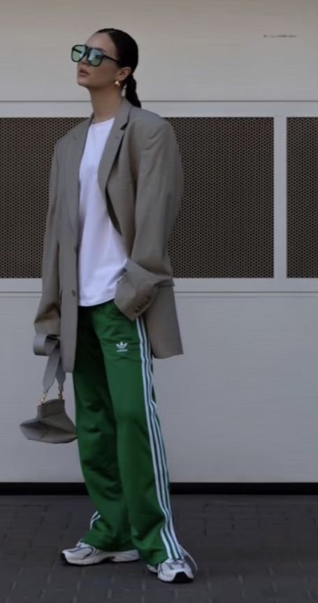 Green Adidas Pants Outfit, Adidas Firebird Pants Outfit, Green Adidas Pants, Green Joggers Outfit, Adidas Pant, Adidas Originals Outfit, Outfit Jogging, Adidas Pants Outfit, Green Pants Outfit