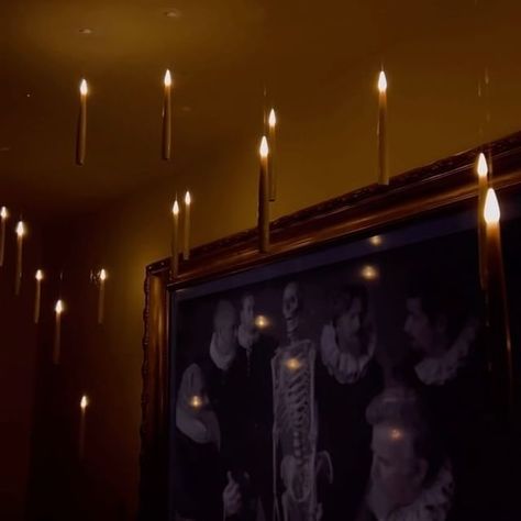 Harry Potter Candles Floating, Floating Harry Potter Candles, Halloween Ceiling Decor, Halloween Decorations Harry Potter, Halloween Floating Candles, Bedroom Halloween Decorations, Halloween Decor Aesthetic, Halloween Ceiling, Gatsby Christmas