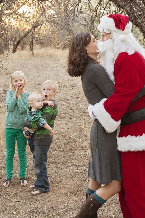 I saw Mommy kissing Santa Claus Funny Family Pictures, Mommy Kissing Santa Claus, Santa Pics, Santa Mini Session, Outdoor Santa, Family Chaos, Santa Claus Photos, Santa Claus Outfit, Props Ideas