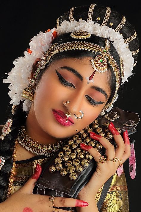 Natyam | thotanaveen Bharatanatyam Makeup, Bharatnatyam Poses, Bharatanatyam Costume, Bharatanatyam Dancer, Indian Classical Dancer, Bharatanatyam Poses, Dancing Poses, Lakshmi Menon, Dance Of India