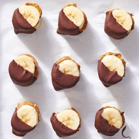 Chocolate Dipped Banana Bites, Frozen Banana Recipes, Healthy Easy Recipe, Chocolate Dipped Bananas, Craving Chocolate, Under 100 Calories, Tasty Snacks, Banana Bites, Resep Diet