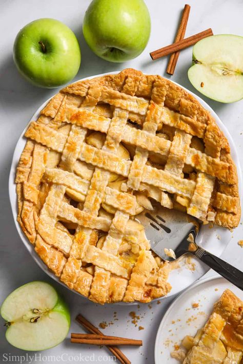 Apple Pie Green Apple Pie Recipe, Green Apple Pie, Old Fashioned Apple Pie, Caramel Pecan Pie, Lattice Pie Crust, Apple Pie Recipe Homemade, Perfect Apple Pie, Apple Pie Recipe Easy, Baker By Nature