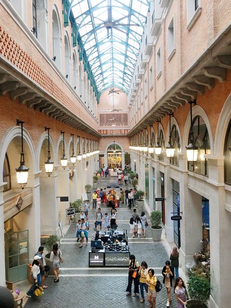 Chaing Mai Thailand, Arcade Architecture, Shopping Mall Design, Commercial Design Exterior, Retail Architecture, Grocery Store Design, Street Mall, Resort Lifestyle, Mall Design