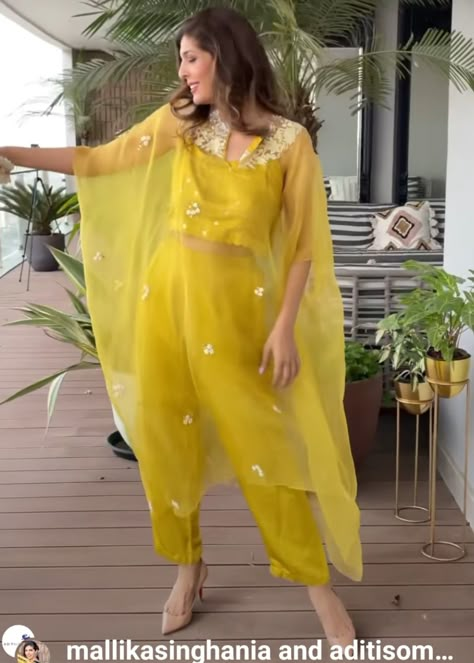 Mumbai Fashion Outfits, Organza Fabric Dresses, Organza Dress Indian, Haldi Outfits For Sister, Trendy Outfits Indian, Kaftan Designs, Salwar Kamiz, Indian Dresses Traditional, Traditional Indian Outfits