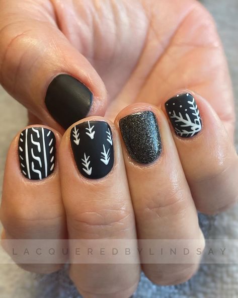 Deer Antler Nail Design, Nails Between Thanksgiving And Christmas, Antler Nail Art, New Years Nail Ideas Short, Western Christmas Nails Ideas, Hunting Nail Ideas, Finger Nails Design, Hunting Nail Designs, Antler Nails