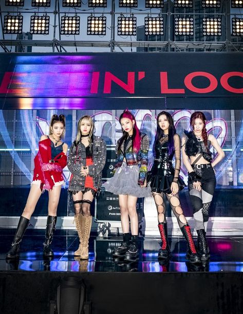 Itzy Stage Outfits, Loco Itzy, Itzy Outfits, Itzy Stage, Itzy Loco, Itzy Wallpaper, Crazy Day, Itzy Yeji, Bright Vachirawit