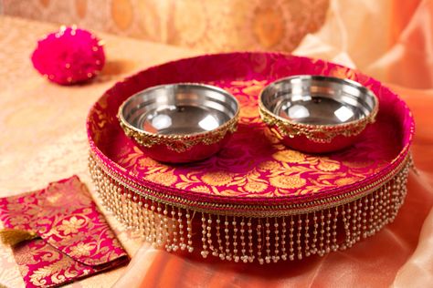 Wooden Thali Decoration Ideas, Haldi Bowl Decoration Ideas, Kansar Thali Decoration Ideas, Thali Decoration Ideas Indian Weddings, Aarti Thali Decoration Ideas For Wedding, Unique Aarti Thali Decoration Ideas, Aarti Thali, Puja Thali, Wedding Platters