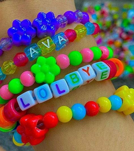 são várias cores 🎨de ideias. Kidcore Rings, Bracelets Pony Beads, Kidcore Bracelet, Indie Kidz, Bracelets Kids, Diy Kandi Bracelets, Indie Photography, Pony Bead Bracelets, Diy Kandi