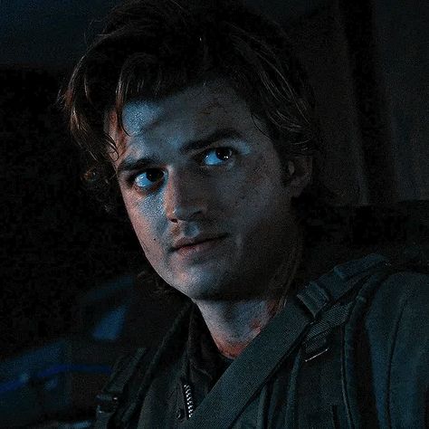 Steve Harrington Pfp, Joe Keery Gif, Steve Harrington Season Three, Steve Harrington Profile Pic, Steve Harrington Gif, Steve Harrington Season 4 Upside Down, Stranger Things Joe Keery, Don't Dream It's Over, Steve Harrington Gif Season 2