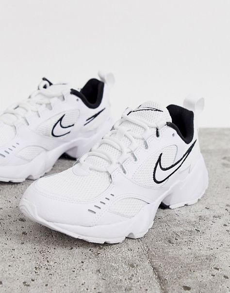 Nike Runners Women, Black Nike Shoes Women, Nike Air Heights, Black And White Nike Shoes, Nike Shoes White, Nike Runner, White And Black Sneakers, Elegant Sneakers, Nike Runners