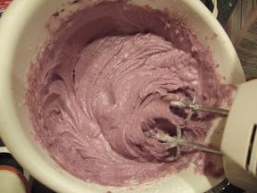 Cream Cheese Fristing, Ube Cream Cheese, Halayang Ube Recipe, Ube Cake, Pinoy Dessert, Ube Recipes, Filipino Desserts, Hawaiian Food, Pinoy Food