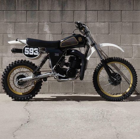 Two-Stroke Desert Racer: Street-Legal Husky 390 OR – BikeBound Street Legal Dirt Bike, Dirt Bike Magazine, Bike Magazine, Crotch Rocket, Vintage Motocross, Mojave Desert, A Husky, Adventure Bike, Vintage Motorcycles