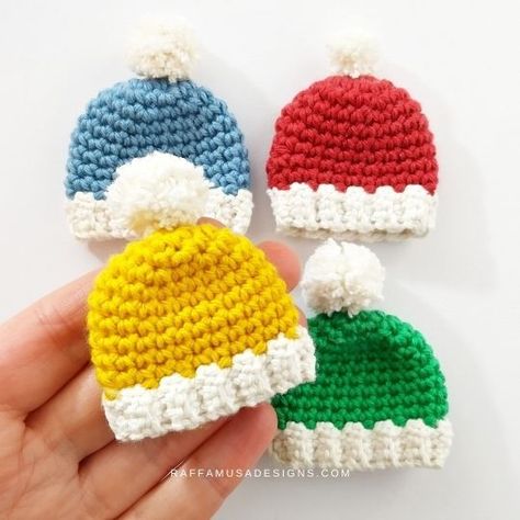 Crocheted Christmas Ornaments Free Patterns, Crochet Mitten Garland, Crochet Hat Keychain, Mini Crochet Christmas Ornaments, Crochet Mini Beanie Hat, Crochet Mini Hats Free Pattern, Free Crochet Christmas Ornaments Pattern, Crochet Mini Hat, Mittens Ornaments