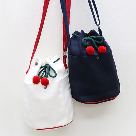 ROMANE Cherry cotton crossbody bucket bag ver2 Fashion Top Outfits, Fabric Tote Bags, Moms Club, Boho Bag, Diy Bag, Cute Bag, Lunch Bag, Bago, Bag Pattern