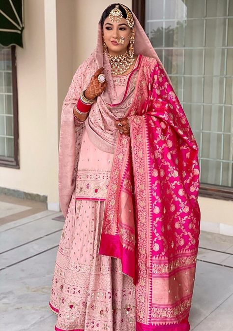 Gurudwara Wedding, Party Wear Dresses Indian, Wedding Suits For Bride, Bridal Suits Punjabi, Kajol Saree, Bridal Suit, Bride Suit, Sikh Bride, Bridal Suits