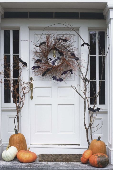 4 Chic Fall Decor Ideas | BrightonTheDay Porta Halloween, Veranda Design, Diy Halloween Dekoration, Elegant Halloween Decor, Dekorasi Halloween, Halloween Diy Outdoor, Halloween Decor Diy, Classy Halloween, Halloween Front Doors