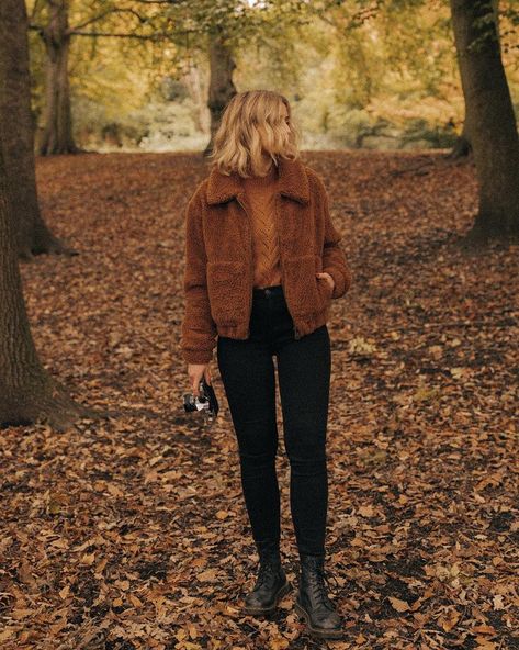 Sarah Mantelin on Instagram: “Autumn walks 🍂 How was your weekend? I was recently interviewed by the talented @hannahmichey for @hercampusfsu about my life and career.…” Sarah Mantelin, November Outfits, Shopping Link, Instagram Autumn, Beauty Style, Mode Inspo, Look Vintage, Autumn Outfit, Love Hair