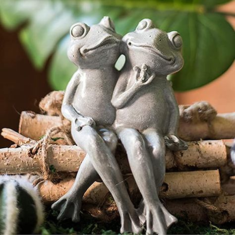 Flower Bed Decor, Love Shelf, Greenhouse Cover, Frog Ornaments, Vintage Couple, Garden Frogs, Frog Statues, Couple Sitting, Frog Sitting