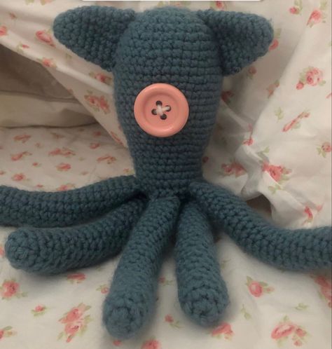 Crocheting Ideas Stuffed Animals, Crochet Fun Patterns, Crochet Patterns Room Decor, Funny Crochet Animals, Begginer Crochet Plushies, Coraline Squid Crochet Pattern, Crochet Coraline Squid, Crochet Ideas Fluffy Yarn, Crochet Animals Ideas