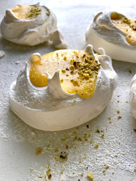 Lemon Curd Meringues - by Susan Spungen - Susanality Merange Cookies Meringue, Meringue Wedding, Susan Spungen, Fruit Meringue, Meringue Recipe, Tart Baking, Meringue Cookies, Nyt Cooking, Lemon Meringue