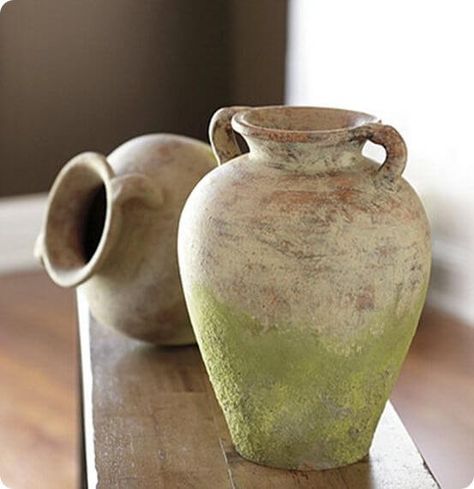 Anfora: O que É,  Para que Serve e +40 Ideias para Decorar sua Casa Aged Terracotta, Diy Painted Vases, Vasos Vintage, Dream Interior, Boho Style Decor, Back Garden Design, Rustic Vase, Mediterranean Home Decor, Live Your Dream