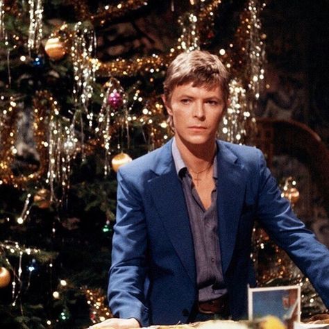 David Bowie on Bing Crosby Christmas Special Bowie Christmas, Man Who Fell To Earth, Aladdin Sane, Dangerous Minds, Kodak Moment, Goblin King, Space Oddity, Major Tom, Bing Crosby