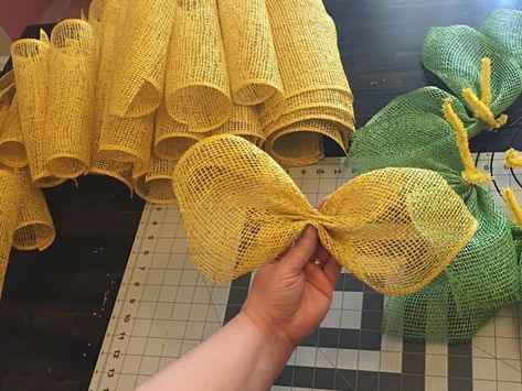 Sunflower Wreath Diy, Sunflower Burlap Wreaths, Dekoratívne Vence, Burlap Wreath Tutorial, Deco Mesh Wreaths Tutorials, Burlap Flower Wreaths, Sunflower Crafts, Burlap Wreath Diy, Deco Mesh Wreaths Diy