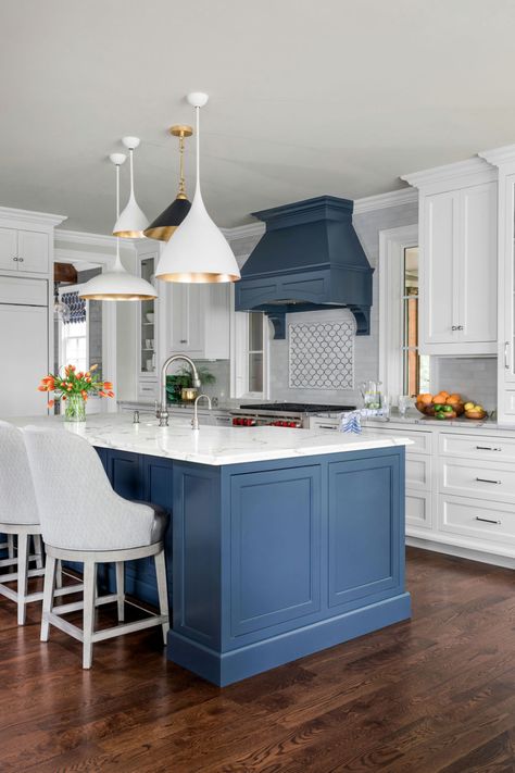 Range Hood Surround, Houzz Kitchen, Blue Kitchen Island, Kitchen Ideals, Beach House Kitchens, Kitchen Remodel Inspiration, White Kitchen Design, Home Entrance Decor, House Design Kitchen