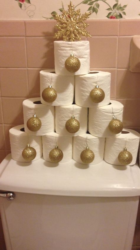 Christmas Decorated Bathrooms, Bathrooms Decorated For Christmas, Toilet Paper Christmas Tree, Christmas Bathroom Decor, Christmas Bathroom, Halloween Tattoo, Christmas Tree Decorations Diy, Unique Christmas Decorations, Easy Christmas Decorations