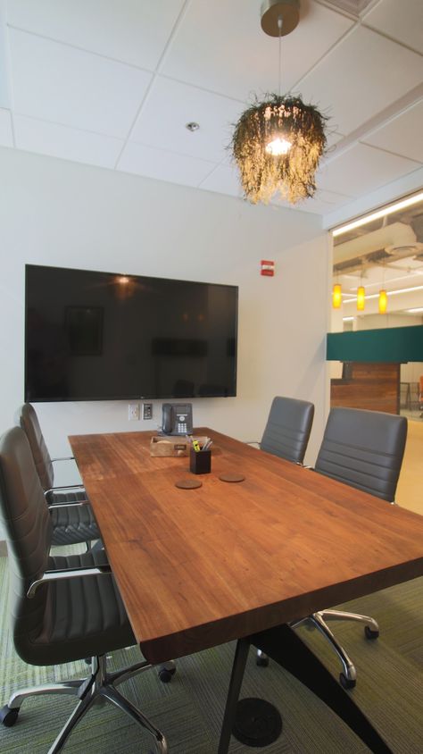 Small Boardroom Table, Boardroom Meeting Aesthetic, Boardroom Table Conference Room, Innovative Conference Room Design, Zen Office Space, Conference Table Design Meeting Rooms, Small Office Room, Office Conference Room, Zen Office