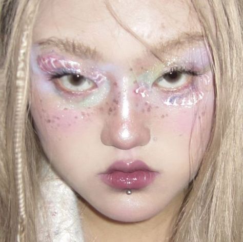 Credits to owner Space Y2k Aesthetic, Alien Makeup Aesthetic, Space Eyeshadow, Futuristic Makeup Looks, Galaxy Makeup Looks, Cybercore Makeup, Eyebrow Ideas, Creative Eyeshadow, Star Eyeshadow