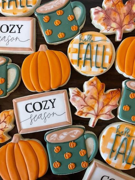 Fall Plaque Cookies, Circle Fall Cookies, Sugar Cookies Decorated Fall, September Cookies Decorated, Fall Cookie Ideas Decorated, Fancy Sugar Cookies Royal Icing, Autumn Royal Icing Cookies, Fall Theme Cookies, Fall Themed Sugar Cookies