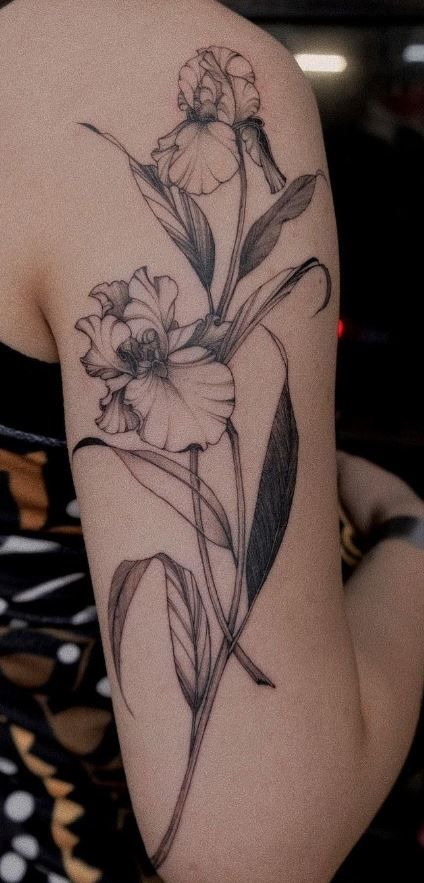 Fineline Tattoo Ideas, Iris Flower Tattoo, Floral Back Tattoos, Cream Tattoo, Back Of Arm Tattoo, Iris Tattoo, Fineline Tattoo, Upper Arm Tattoos, Inspiration Tattoo